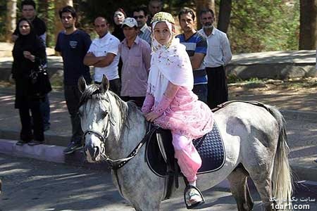 استقبال دختر خانم از رئیس جمهور با اسب سفید+عکس