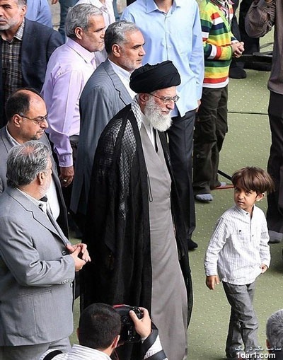 نوه کوچولوی رهبر انقلاب در نماز عید فطر+عکس