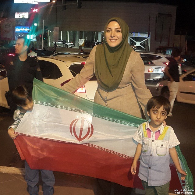 شادی مجری زن شبکه خبر در خیابان بعد از برد والیبال ایران برابر لهستان