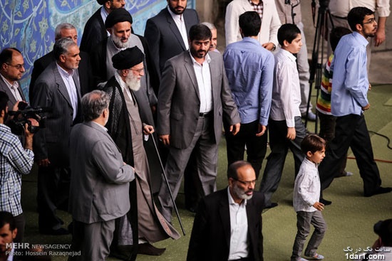 نوه کوچولوی رهبر انقلاب در نماز عید فطر+عکس