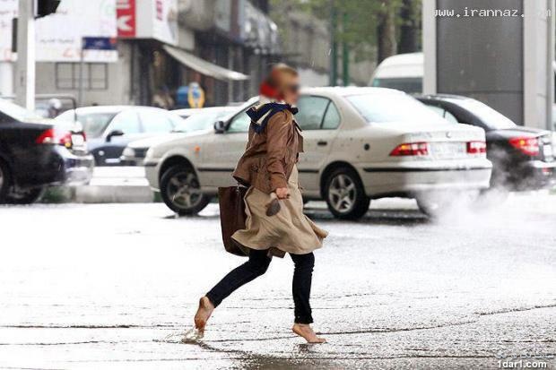 دختر تهرانی و کفش پاشنه بلند  در زیر باران!! 