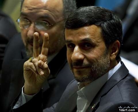 دستان احمدی نژاد در سازمان ملل هم به نشانه پیروزی بالا رفت