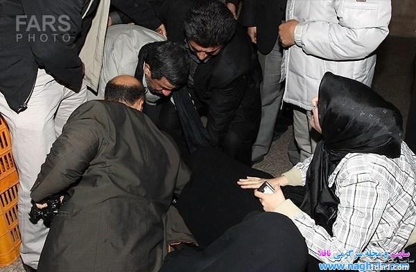  عکس دیدنی بوسیدن پای احمدی نژاد توسط یک زن در مراسم عزاداری 