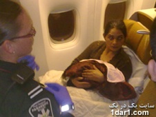 تصویر زنی که  در هواپیما زایمان کرد