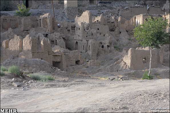 حمامی که قدمت  700 ساله دارد و در  روستای هوره مدفون زیر خاک ! 