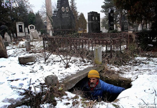  15سال زندگی  این مرد  در یک قبر! +عکس 
